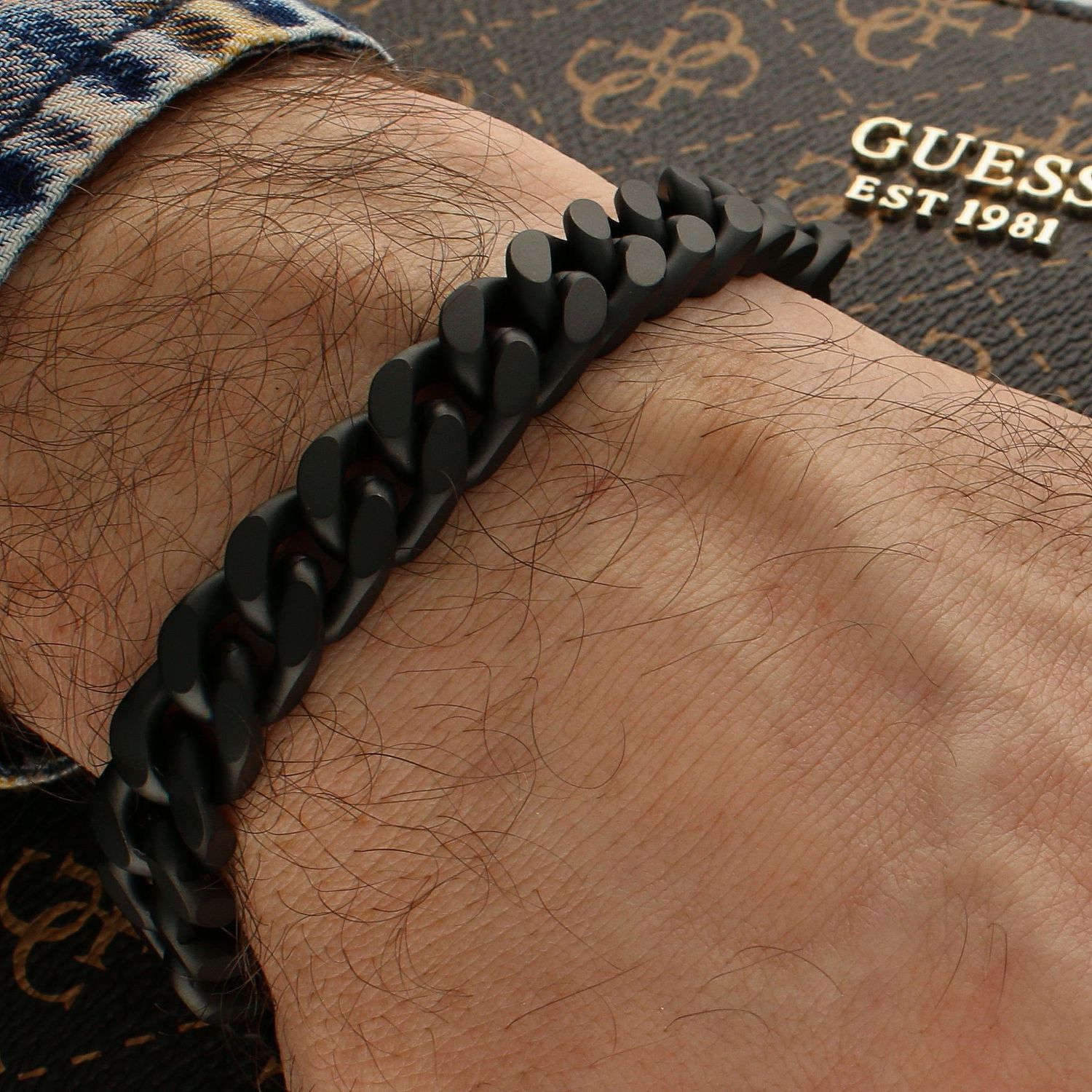 Męska bransoletka Nomination Italy wykonana z najwyższej jakości stali szlachetnej z wykończeniem PVD w kolorze głębokiej czerni. Ponadczasowy design w postaci kultowego łańcucha (1).jpg